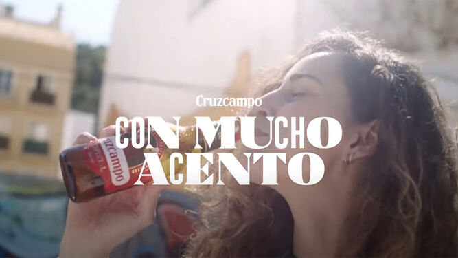 Frame del anuncio de Cruzcampo 'Con Mucho Acento'