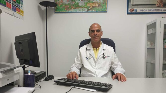 El pediatra Roberto Rodríguez en su consulta de Policlínica Almería-Asisa
