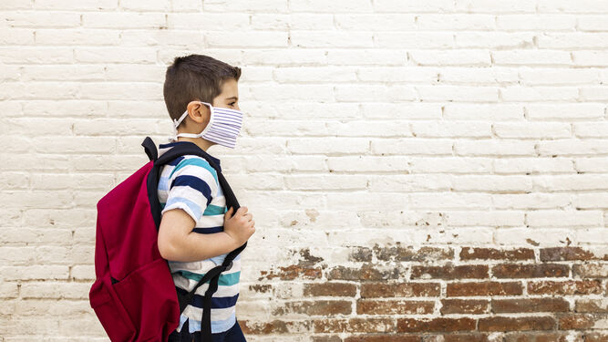 Un niño con su mascarilla para ir al colegio.
