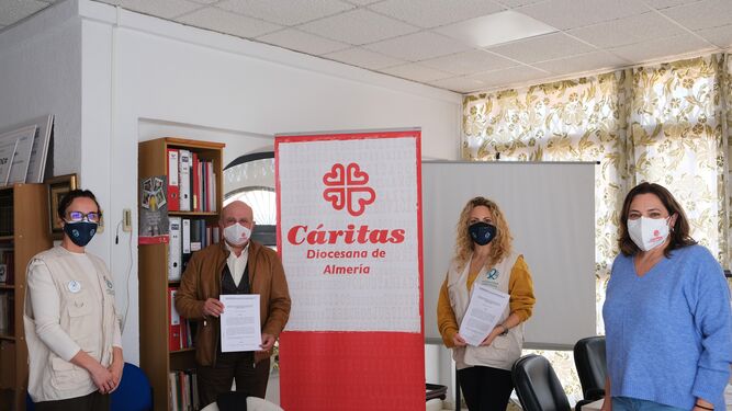 Solidaridad Enfermera Almería y Cáritas Diocesana firman el acuerdo.