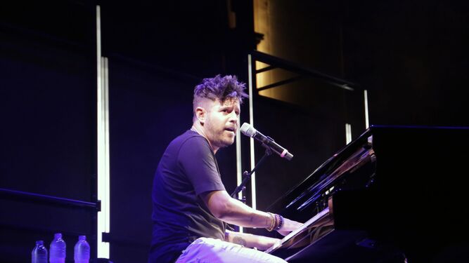 Pablo López, al piano en un concierto.
