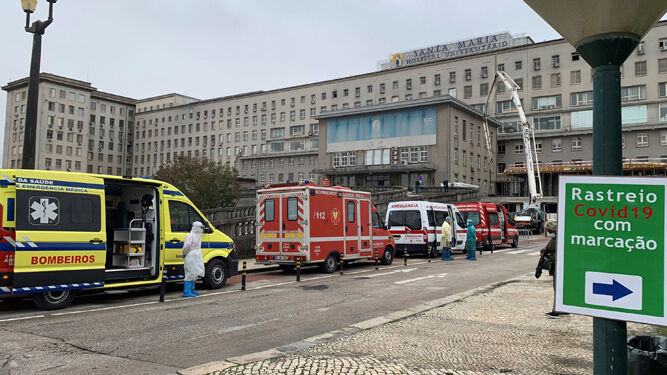 Filas de ambulancias con pacientes covid frente al hospital de Santa María,  en Lisboa