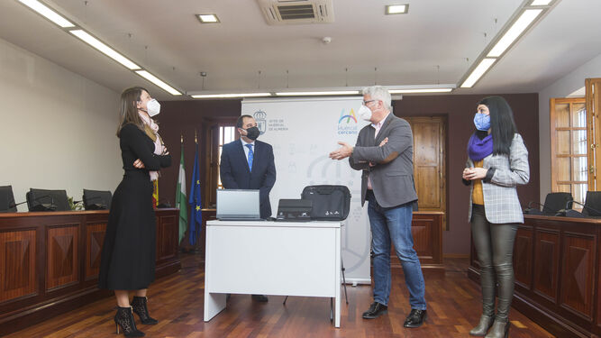 Diputación, Fundación La Caixa y CaixaBank inician en Huércal de Almería el reparto de equipos contra la brecha digital