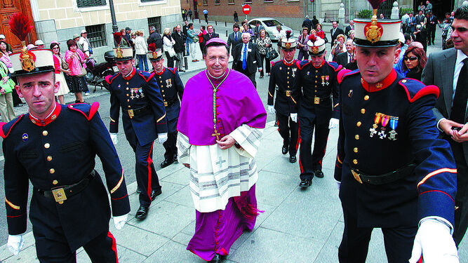 Monseñor Juan del Río, escoltado por la Guardia Real, el día de su toma de posesión como arzobispo Castrense.