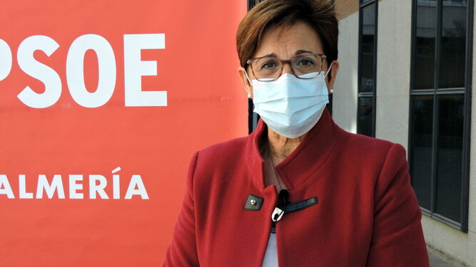 Adriana Valverde, junto a uno de los hoteles cerrados de Almería
