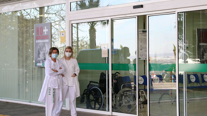 Sanitarios a las puertas del Hospital Universitario de Torrecárdenas.