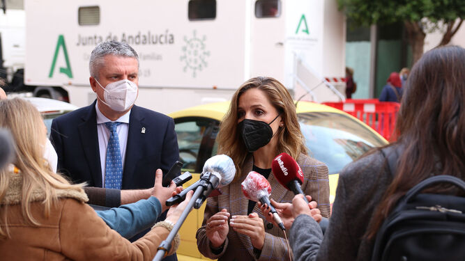 La delegada del Gobierno andaluz y el delegado de Salud hoy ante los medios.