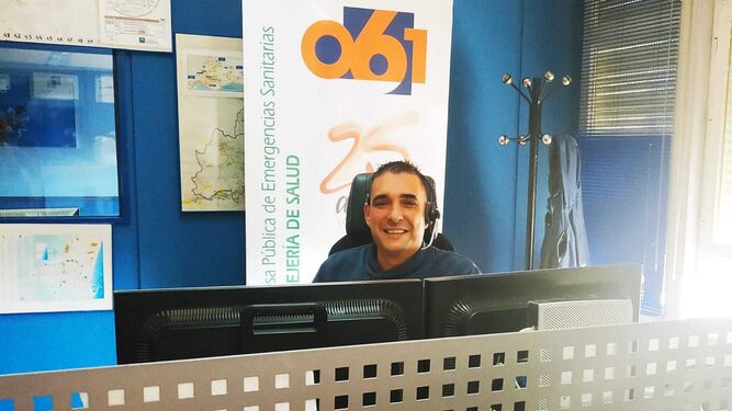 José Miguel Garrido  en el centro coordinador del 061 en la Bola Azul de Almería
