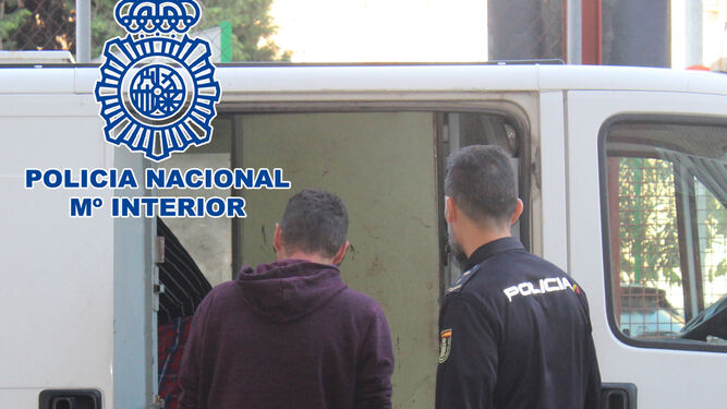 Fue alcanzado por la Policía Nacional cuando intentaba huir gracias a la colaboración ciudadana en Carretera de Ronda.