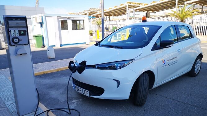 Uno de los coches eléctricos de la Autoridad Portuaria de Almería