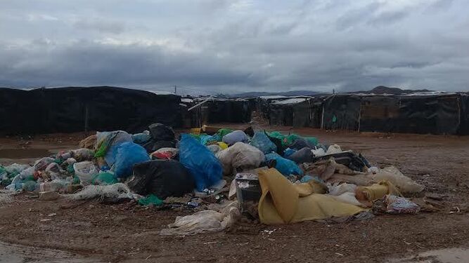 Denuncian en Los Albaricoques, de Níjar,  la “sistemática” quema de  basura