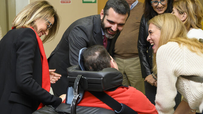 El alcalde, en una visita a uno de los centros de Almería que trabajan con personas con discapacidad