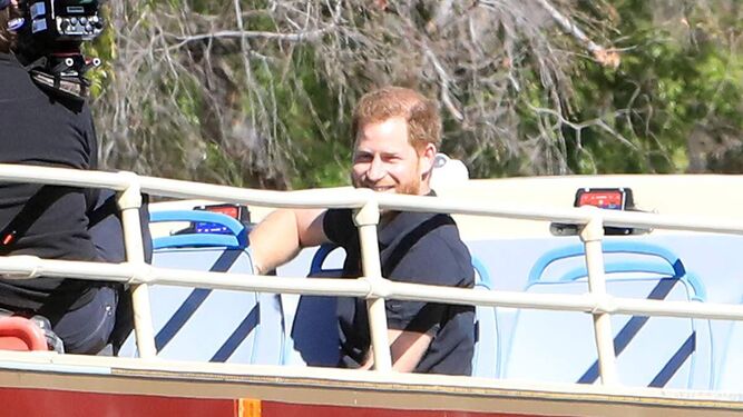 El príncipe Enrique, sonriendo, a bordo de un autobús turístico en Los Ángeles.