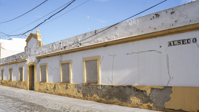 Finca de la calle Alsedo que va a ser demolida para edificar 15 viviendas protegidas en régimen de alquiler.