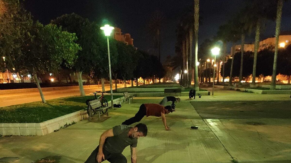 Deportistas en un parque de la Vega trabajando el core.