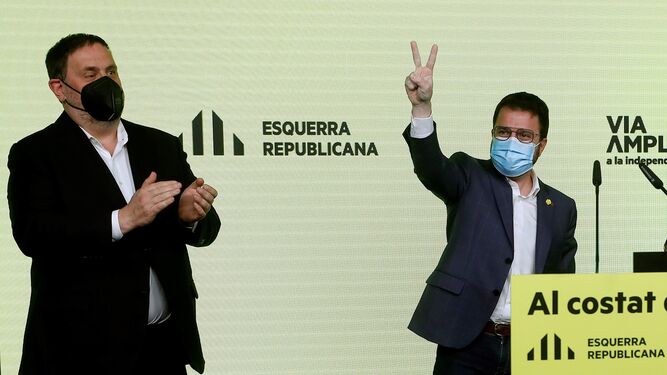 El candidato de ERC a la presidencia de la Generalitat, Pere Aragonès (dcha), acompañado por el presidente del partido, Oriol Junqueras, valorando los resultados del 14-F.