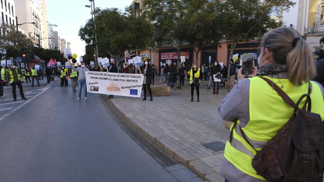 Más de medio centenar de trabajadores interinos de las administraciones almerienses en Puerta Purchena esta misma tarde.