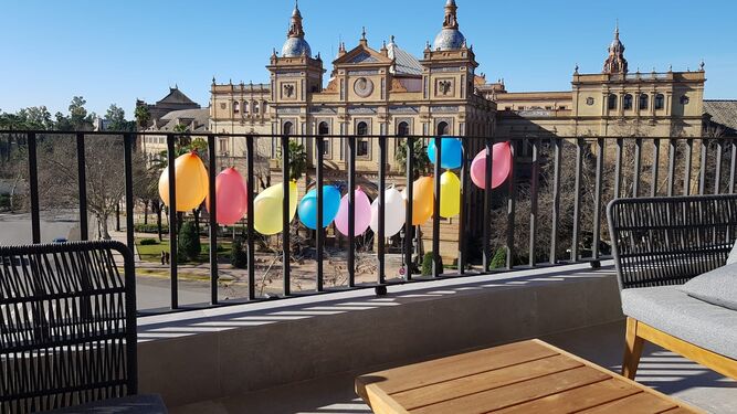 Globos en balcones en el Día del Cáncer Infantil, iniciativa de Andex.