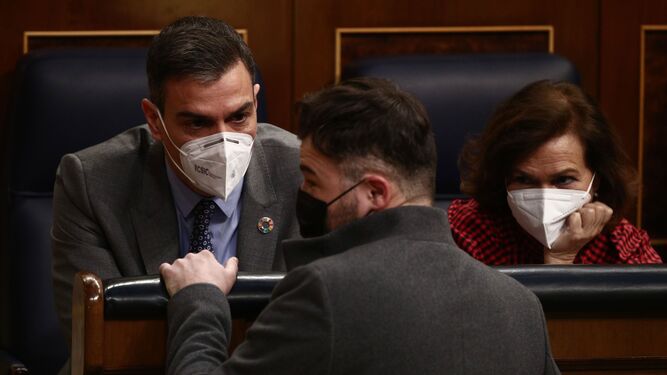 Pedro Sánchez, Gabriel Rufián y Carmen Calvo, durante la sesión de Control al Gobierno este miércoles en el Congreso.