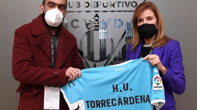 María Victoria Pavó entrega una camiseta a Mohamed El Assy con el nombre del Hospital Universitario de Torrecárdenas.
