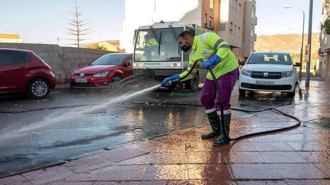 Trabajos de limpieza intensiva en Torrecárdenas