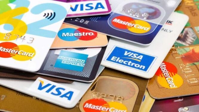 Pagar con tarjeta de débito o crédito, ¿Qué es mejor?