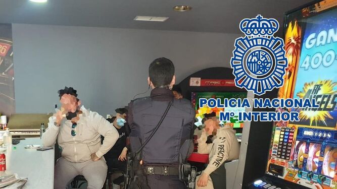 Intervención en un local de juegos de Almería donde los clientes no llevaban mascarilla ni se respetaba el aforo máximo permitido