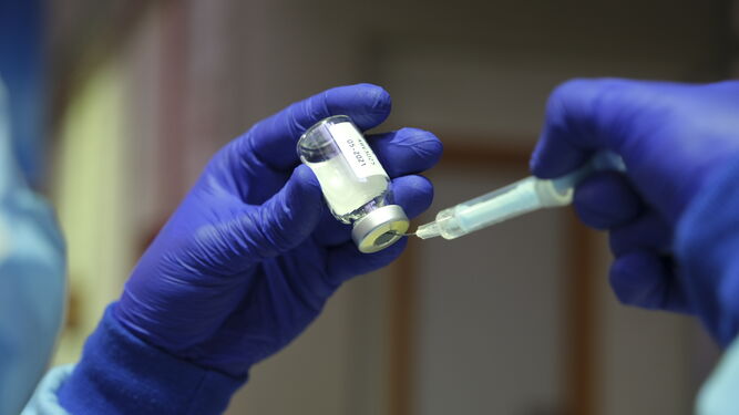 Vacuna de AstraZéneca suministrada a sanitarios en el Palacio de los Juegos Mediterráneos.