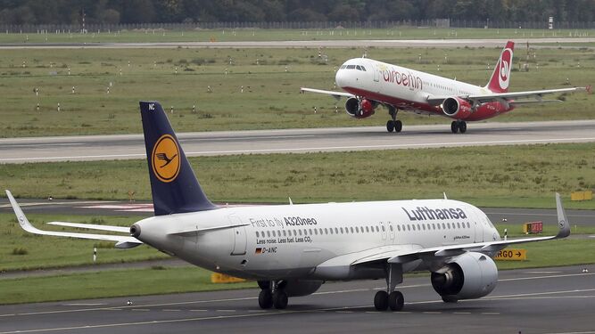 Dos aviones en el aeropuerto de Düsseldorf