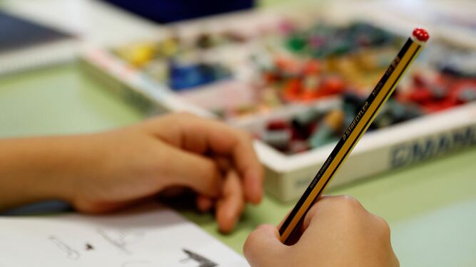 Un niño dibuja en un colegio.