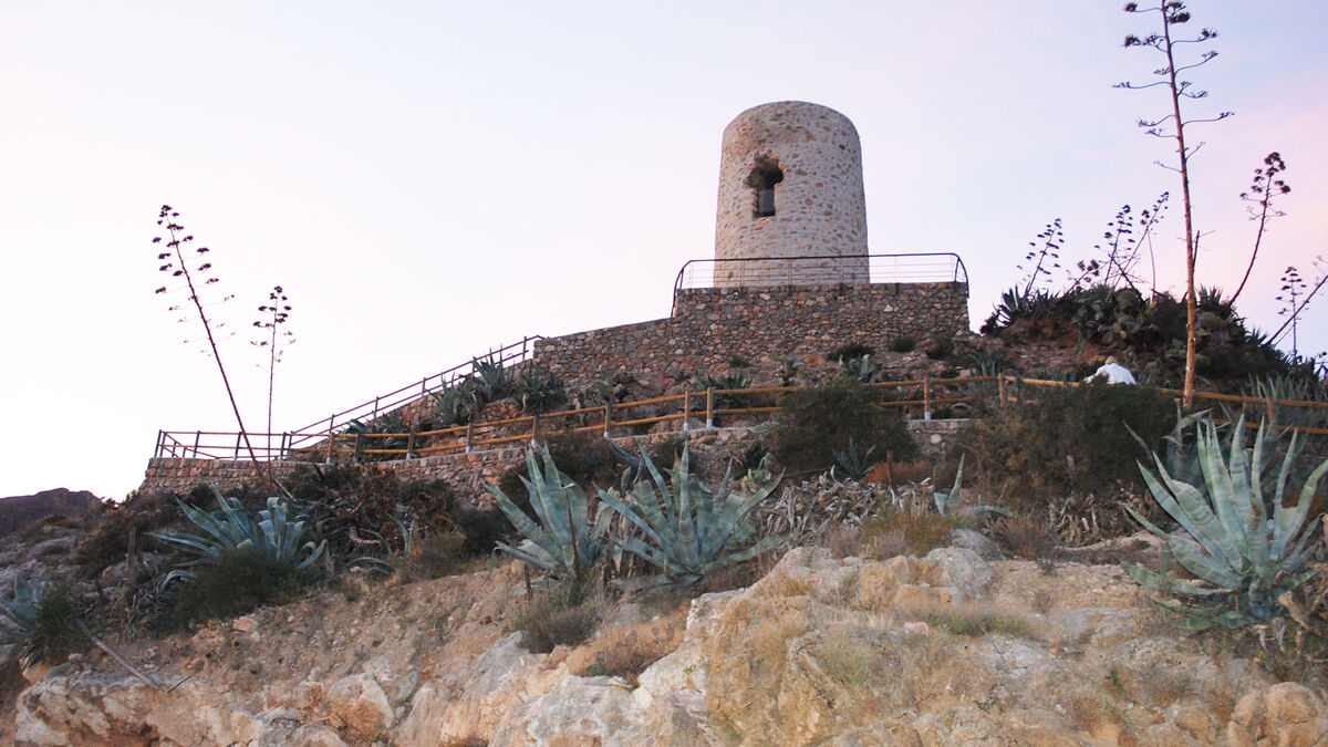 Desde la atalaya de Níjar se contempla todo el litoral.