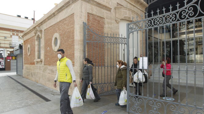 Almerienses saliendo de la Plaza de Almería tras realizar sus compras.