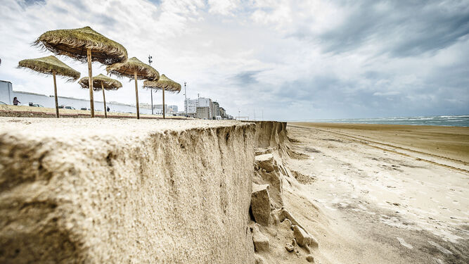 Pérdida de arena en la playa de Cádiz debido a un temporal en 2016.