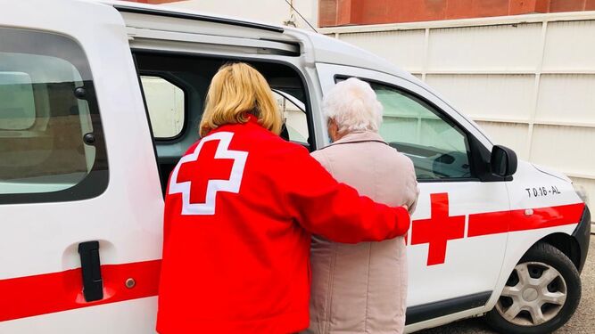 Voluntarios de Cruz Roja de Almería, el hombro de los mayores para ir a vacunarse