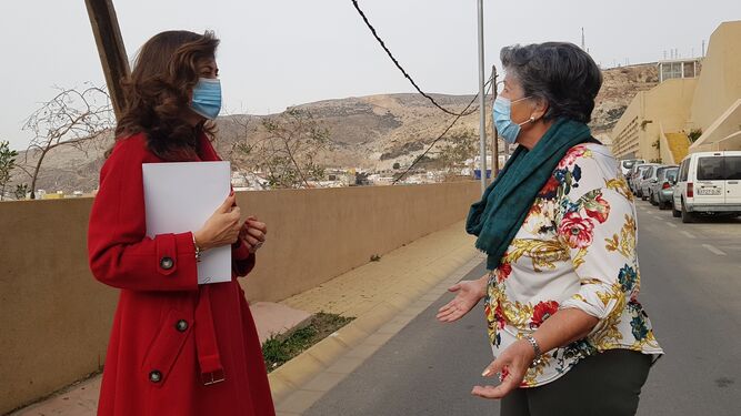 La concejal del PSOE Carmen Aguilar, en el entorno del Mesón Gitano, con una vecina de la zona