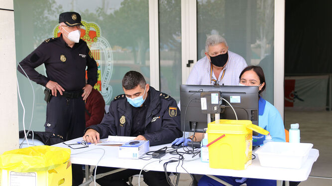 Los agentes de Policía Nacional y Local reciben las primeras vacunas en Almería