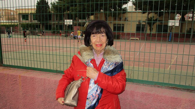 María del Mar, delante de las pistas polideportivas de un colegio de Almería.