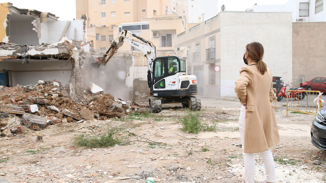 La concejal de Urbanismo contempla el inicio de las últimas demoliciones en el Barrio Alto
