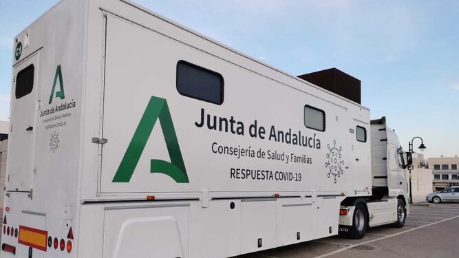 Unidad móvil de la Junta de Andalucía para la realización de cribados de test.
