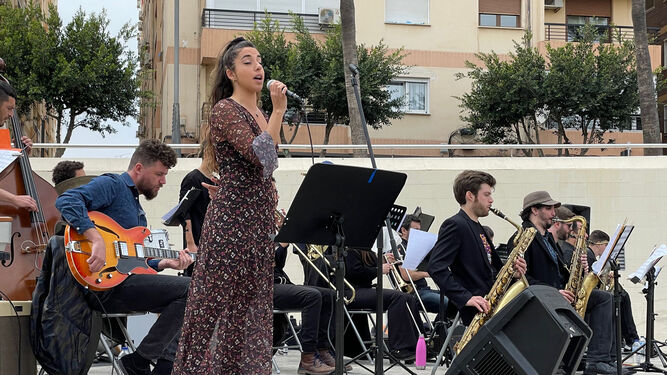 La voz de Paula Bilá ha acompañado a la Clasijazz Big Band Pro.