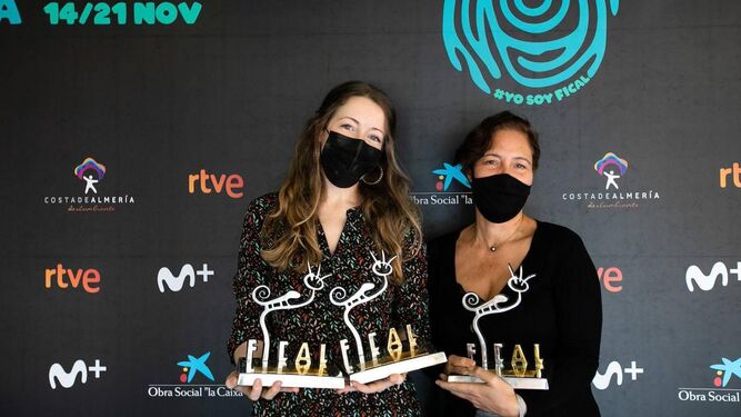 Pilar Palomero y la productora Valerie Delpierre con sus premios en FICAL.