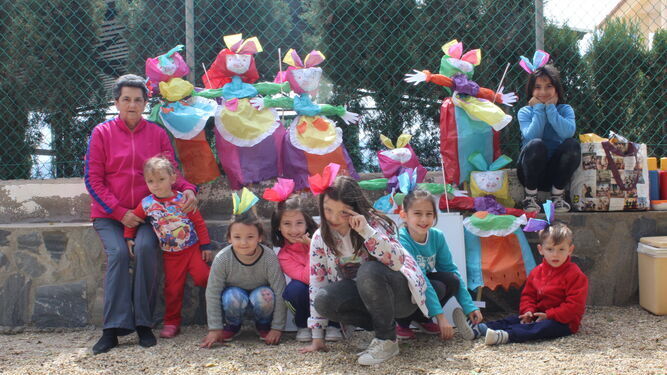 Un grupo de niños celebra el Día de la VIeja en la ermita de la Virgen de las Huertas de Vera hace unos años.