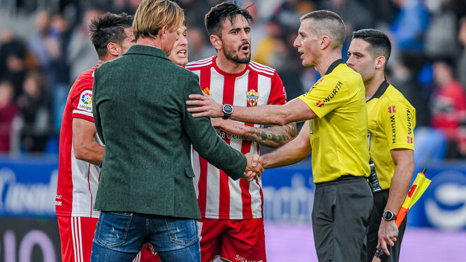 El Almería perdió el ascenso directo en Huesca una jornada 28ª de la 19-20 con Iglesias Villanueva y lo recupera en Girona en la jornada 28ª con el mismo árbitro