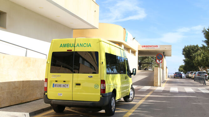 Ambulancia a las puertas de Urgencias en el Hospital de Torrecárdenas.