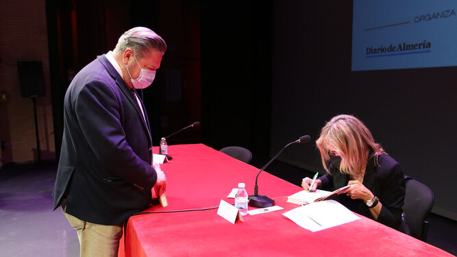 El concejal Diego Cruz junto a Marta Robles que le firma un ejemplar.
