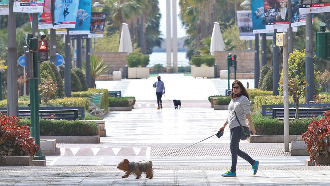 La rambla de Almería casi desierta; solo con gente paseando al perro.
