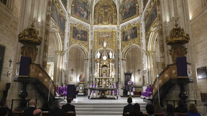 Juan José Omella ofició esta primera Eucaristía junto a los obispos Adolfo González y Antonio Gómez.