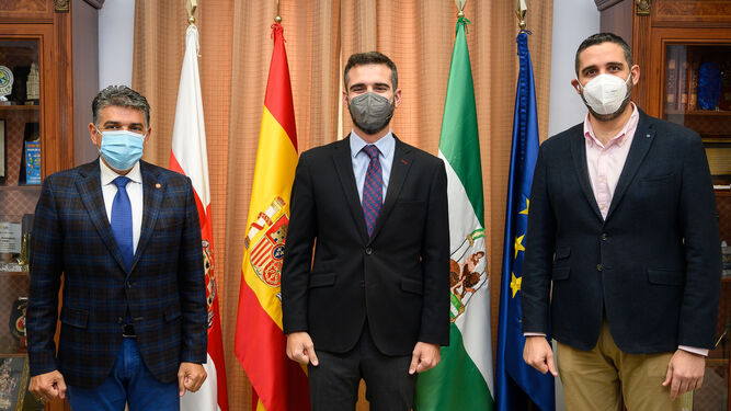 Miguel Cazorla, Fernández-Pacheco y Juan José Alonso, en la imagen del pacto presupuestario. Esta vez con mascarillas y sin apretones de mano