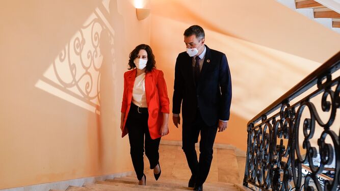 La presidenta madrileña, Isabel Díaz Ayuso, y el presidente del Gobierno, Pedro Sánchez, momentos antes de la reunión que mantuvieron el pasado 21 de septiermbre.