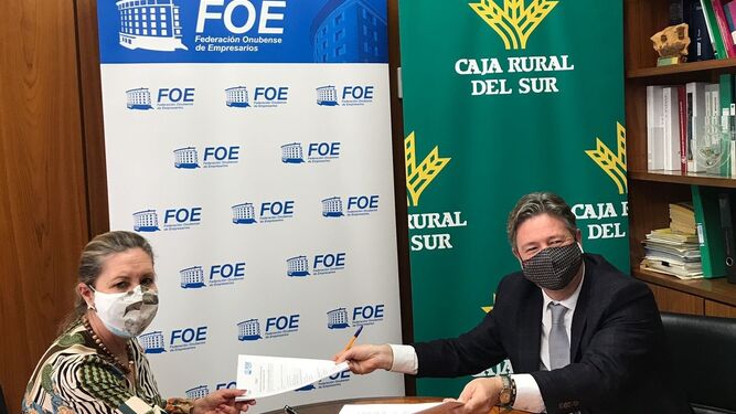 María Teresa García Gómez y Guillermo Téllez  en la firma del acuerdo.